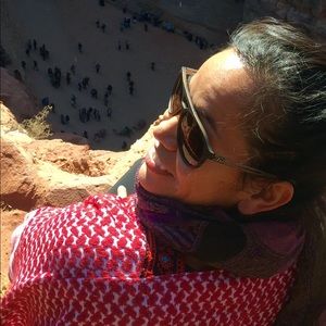 Meet your Posher, Mona